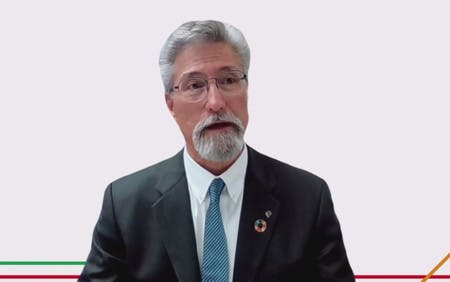 オンラインの決算記者会見に臨むセブン＆アイ・ホールディングスのスティーブン・ヘイズ・デイカス次期社長