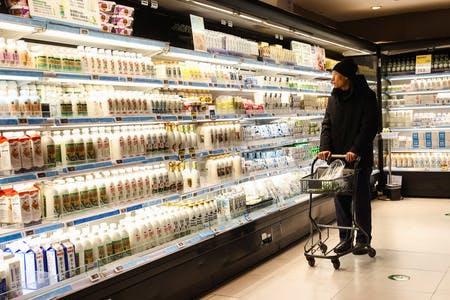 中国・北京市内のスーパーで買い物する人