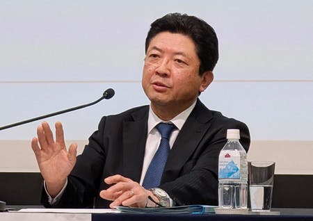 決算発表の記者会見をするイオンの吉田昭夫社長