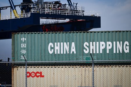 米カリフォルニア州のロングビーチ港に積み上げられた中国からの貨物コンテナ