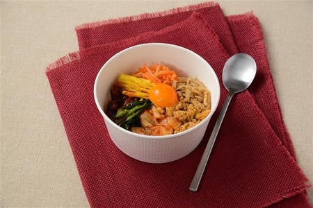 「ナチュラルローソン」で販売するもち麦入りご飯を使った弁当