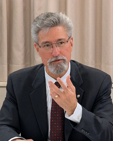 報道各社のインタビューに答えるセブン＆アイ・ホールディングスのスティーブン・ヘイズ・デイカス次期社長