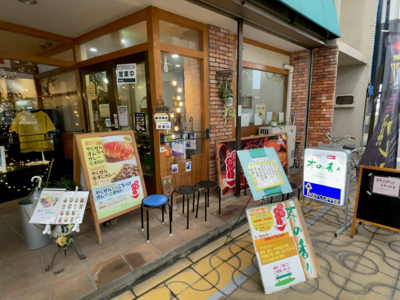 お腹が空いたのでカレーをいただく。鳥取市はカレールーの消費量が日本一で知られる