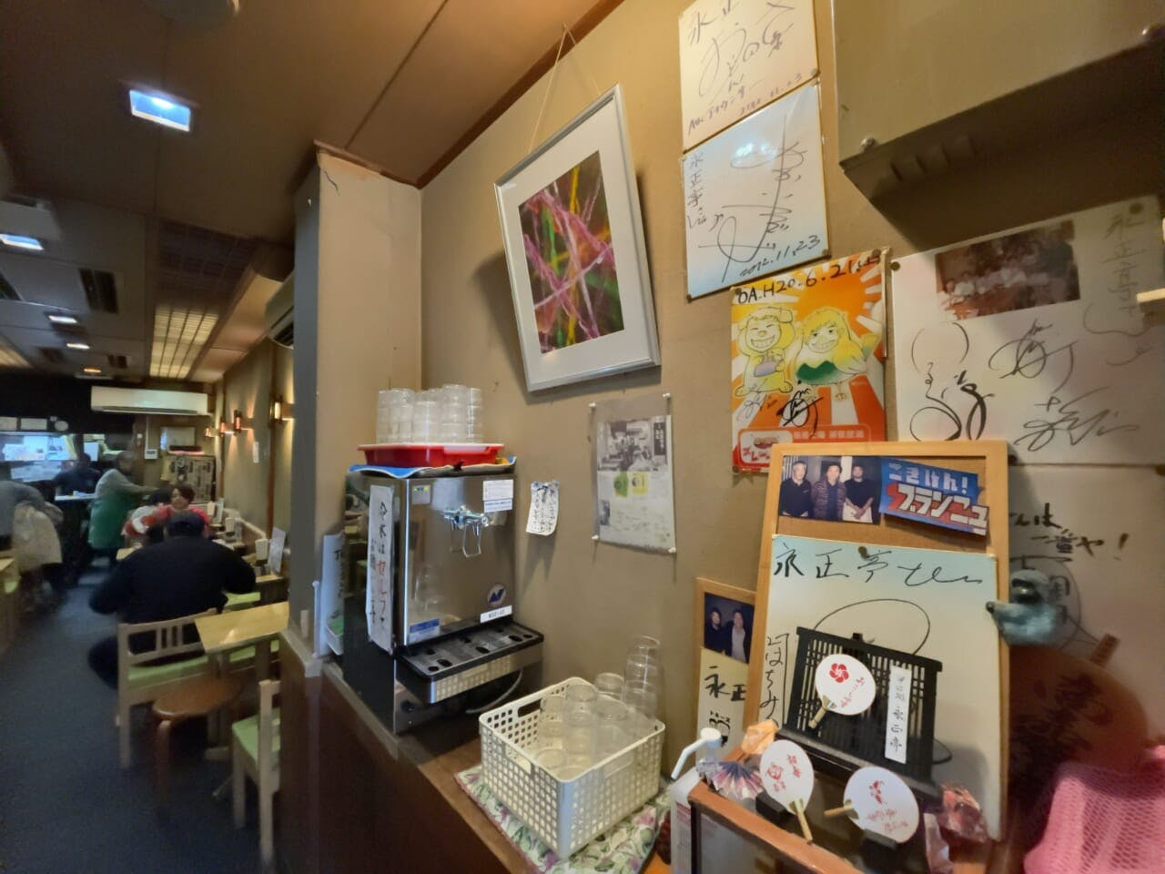 店内は横幅が狭く、奥に長い。京都の典型的な「うなぎの寝床」