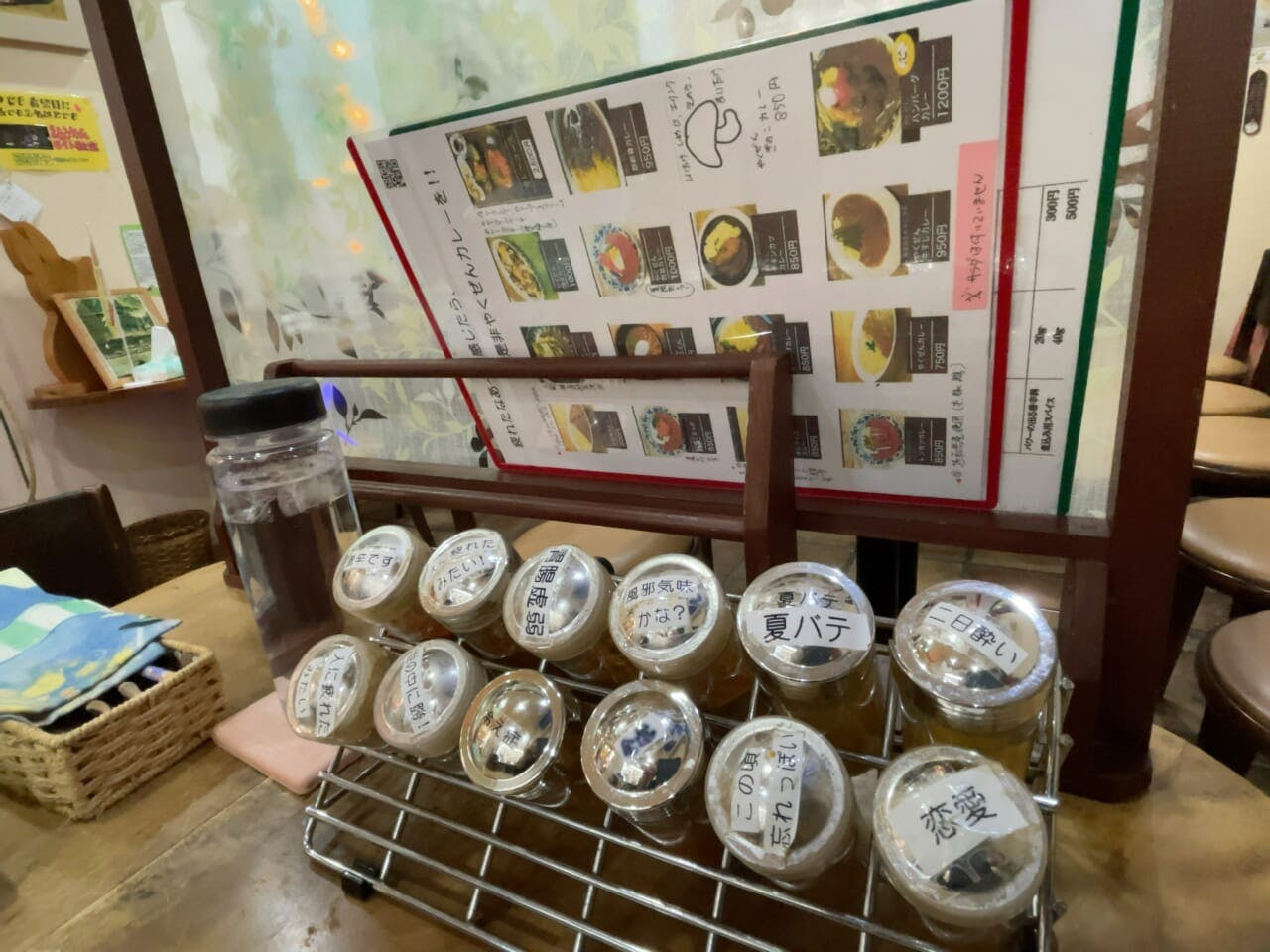 テーブルの一角に置かれたスパイス