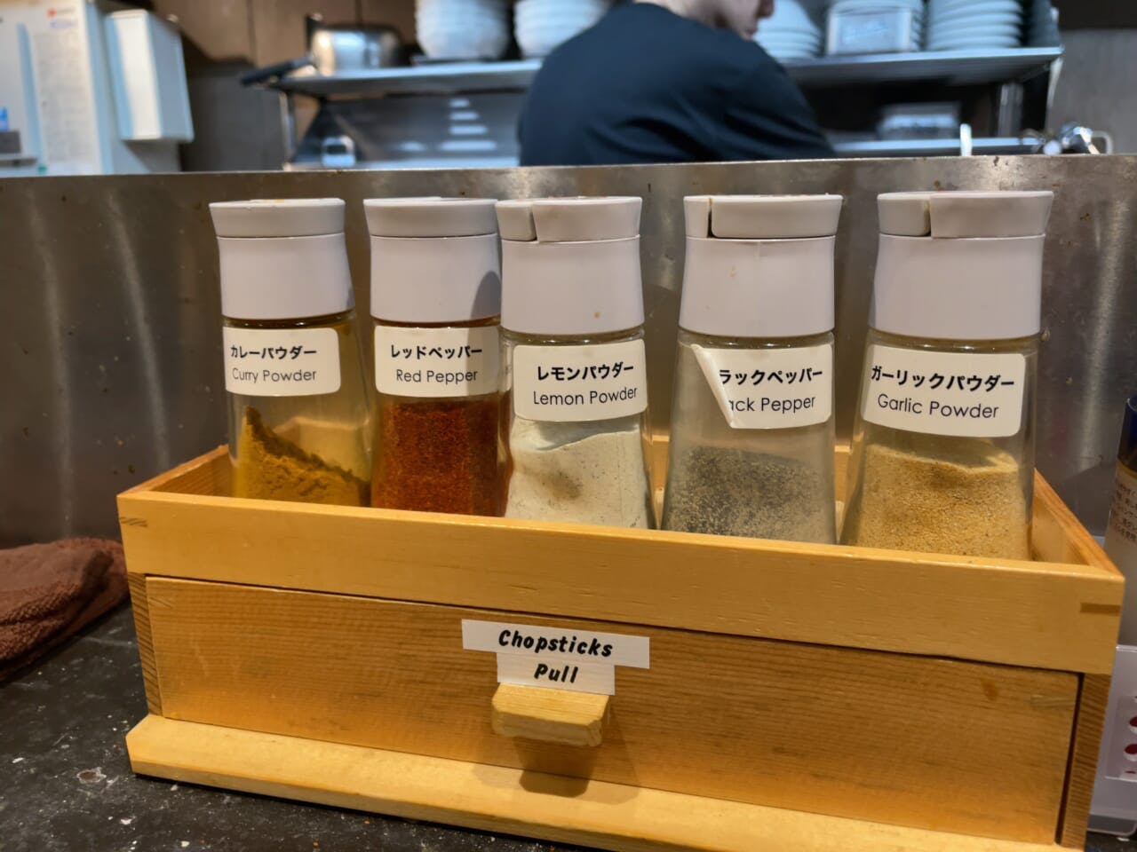 「カレーパウダー」「レモンパウダー」はじめ複数のパウダーなどが並ぶｖ
