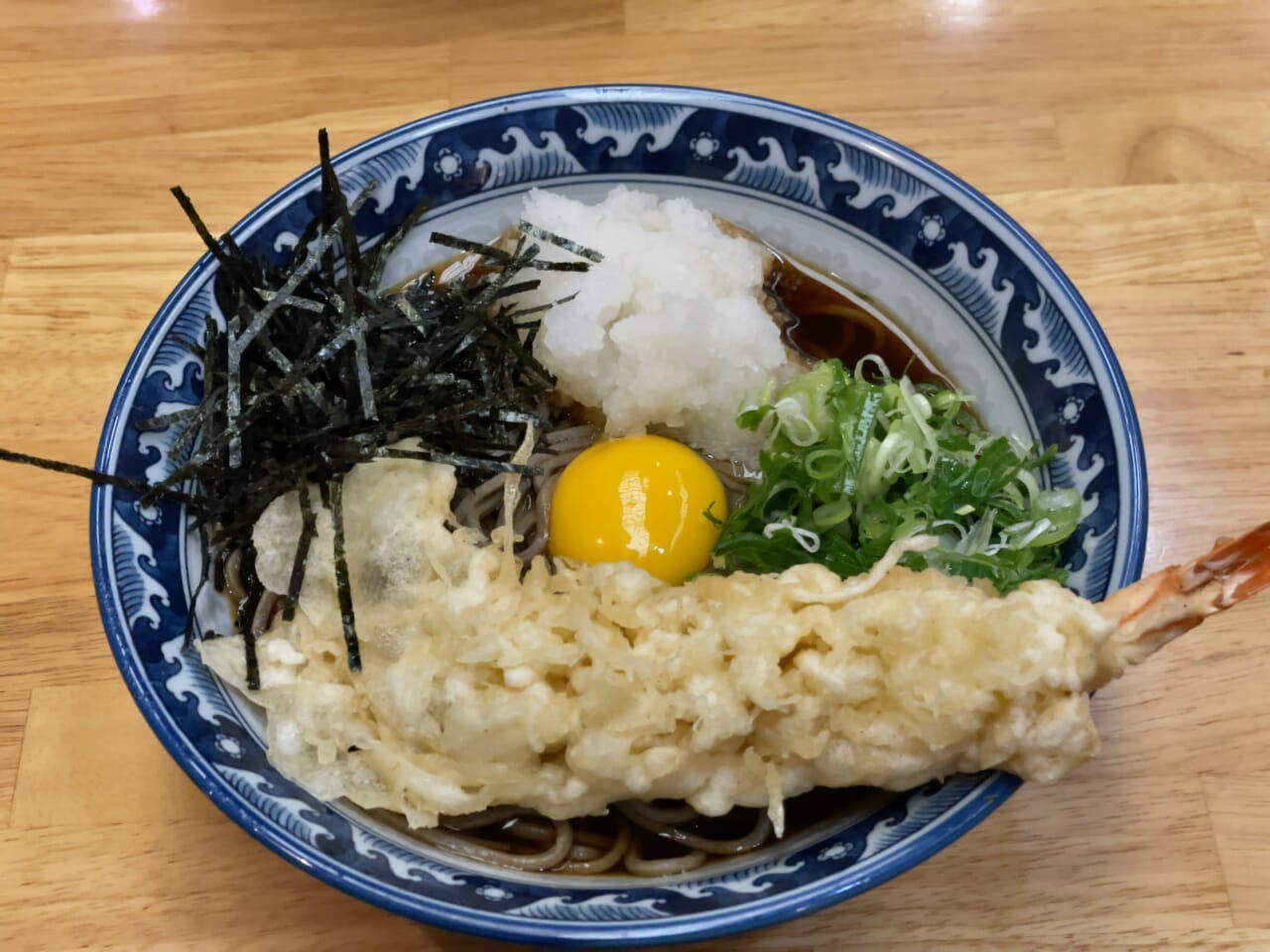 私が注文した「特田舎そば 天ぷら入830円」