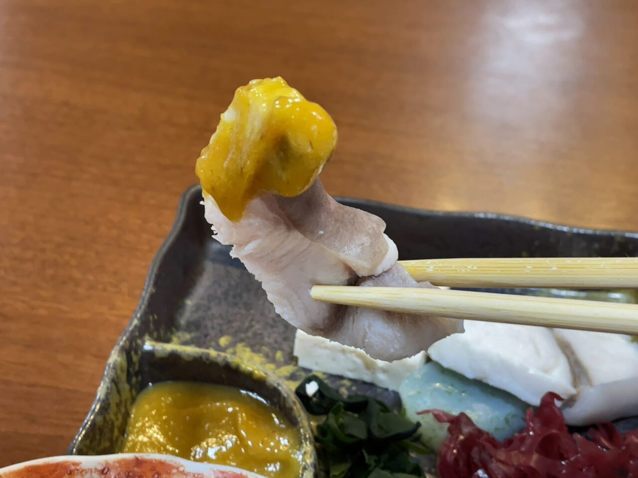 サメを調理した「ふかの湯ざらし」から。カラシ味噌をつけて食べる