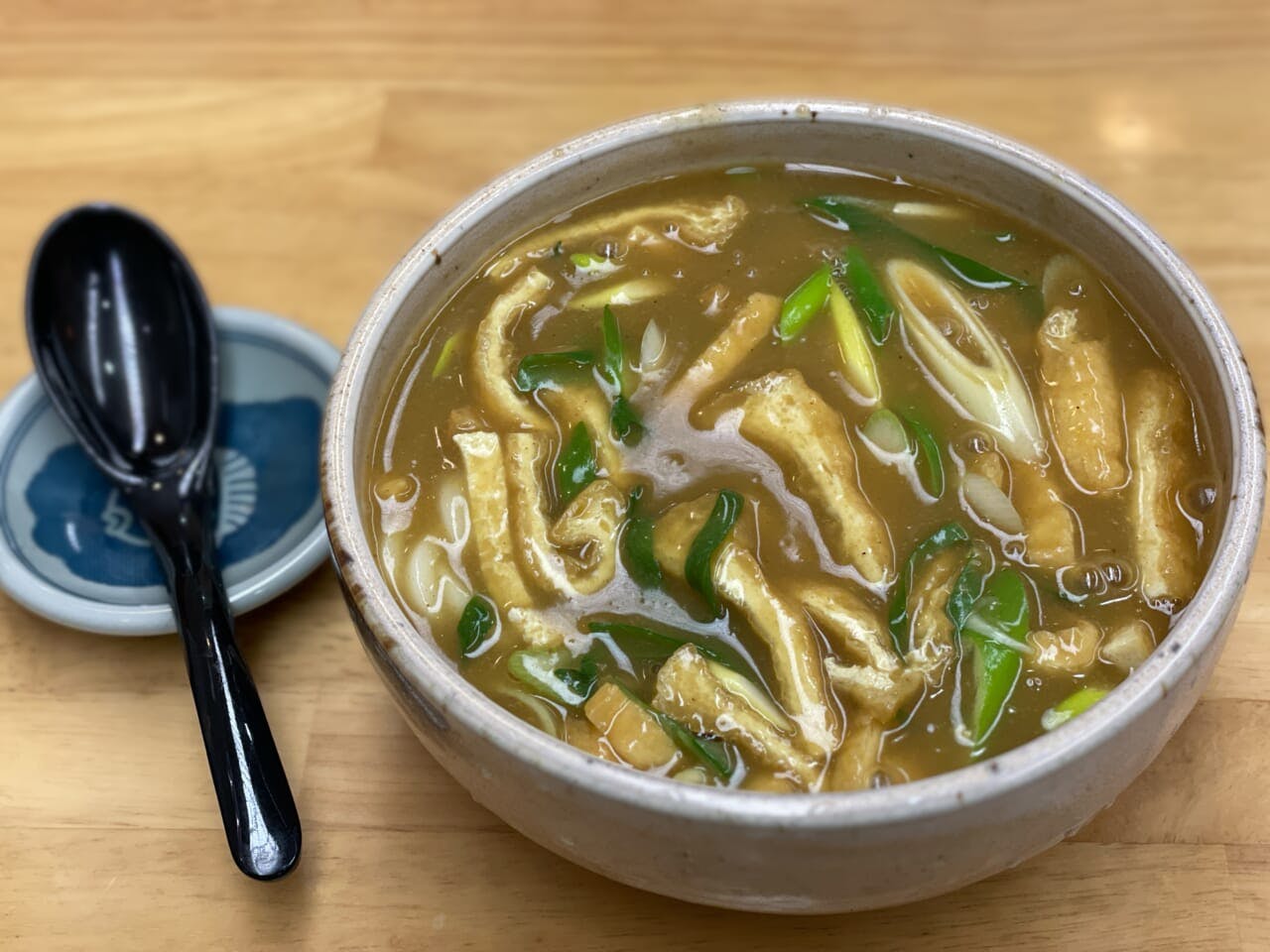 知人が頼んだ「カレーうどん620円」。これを頼んでいる人もかなり多い