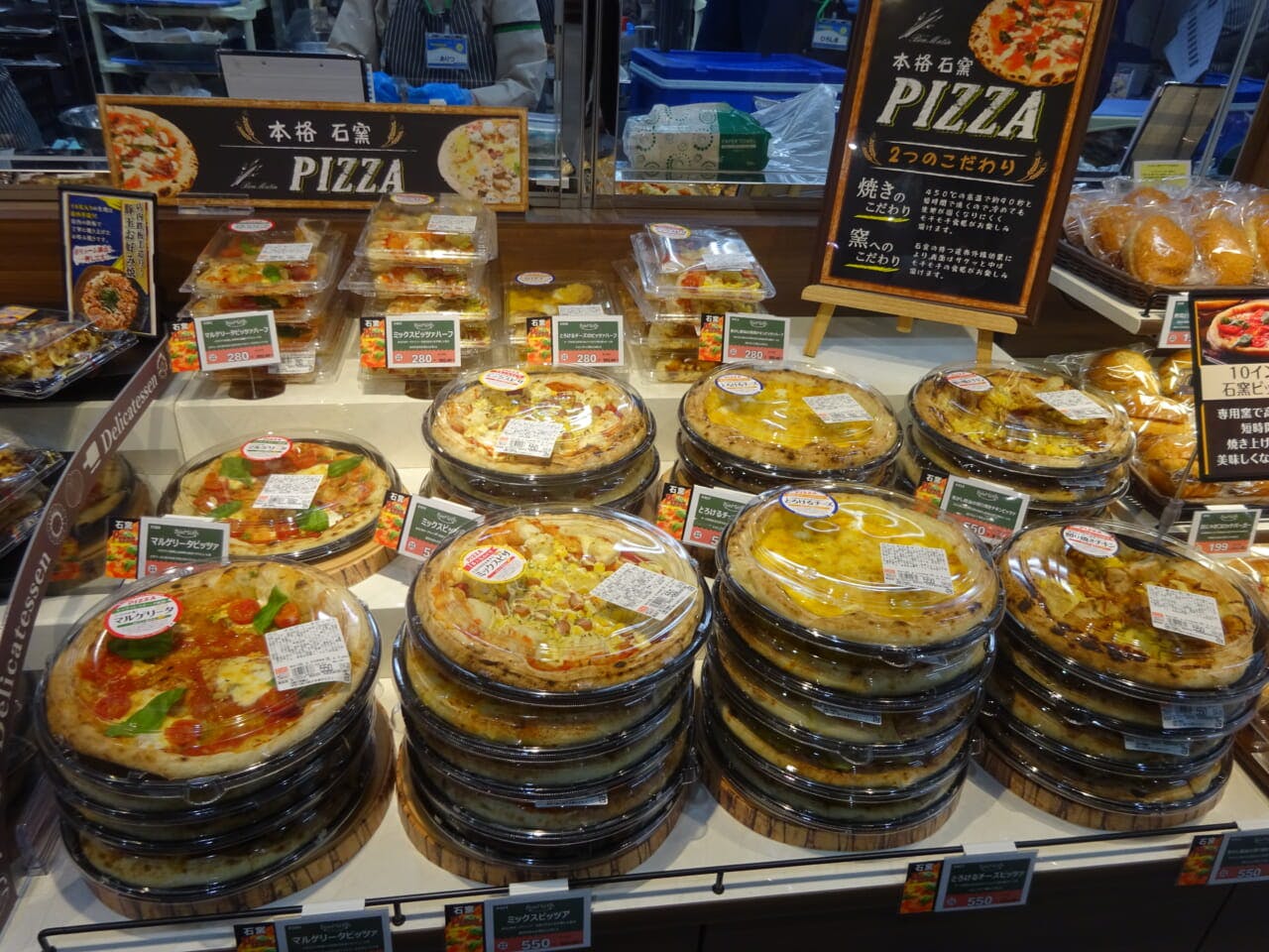 インストアベーカリー「ボンマタン」の目玉は専用窯を使って焼いた「本格石窯ピザ」は「マルゲリータ」「ミックス」「とろけるチーズ」「焦がし醤油の照焼チキン」をラインアップ