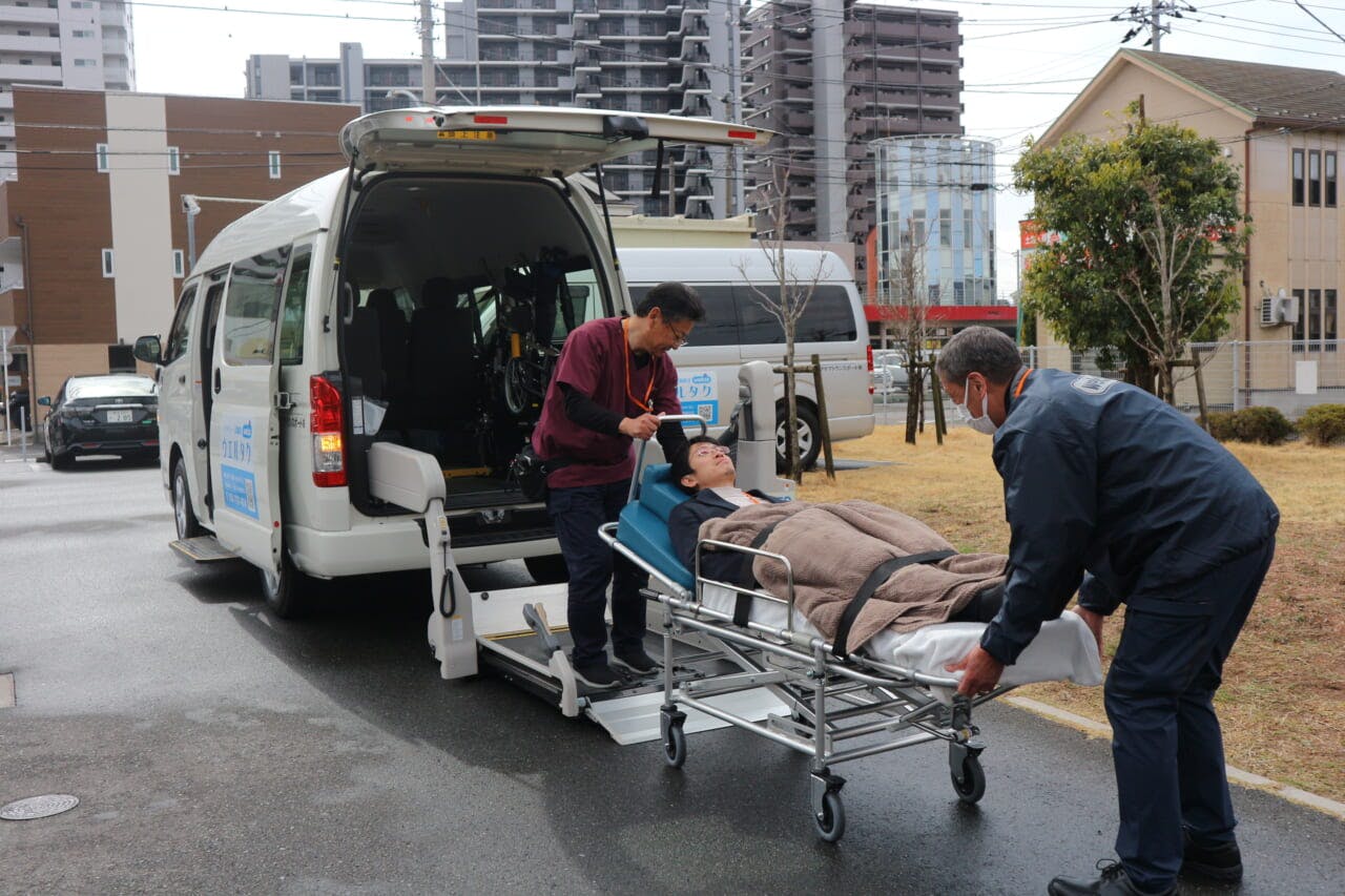 ストレッチャーでの移動が必要な患者の場合、２人体制で対応する