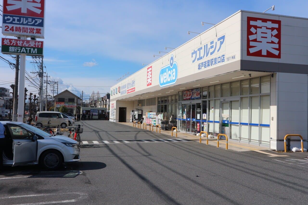 ウエルシア薬局坂戸若葉駅東口店の敷地内に設けられた坂戸鶴ヶ島営業所（写真中央奥）。設置にあたりウエルシア薬局に賃借料を支払っている。