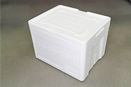 コープデリのリサイクル原料を使用した宅配用の保冷容器