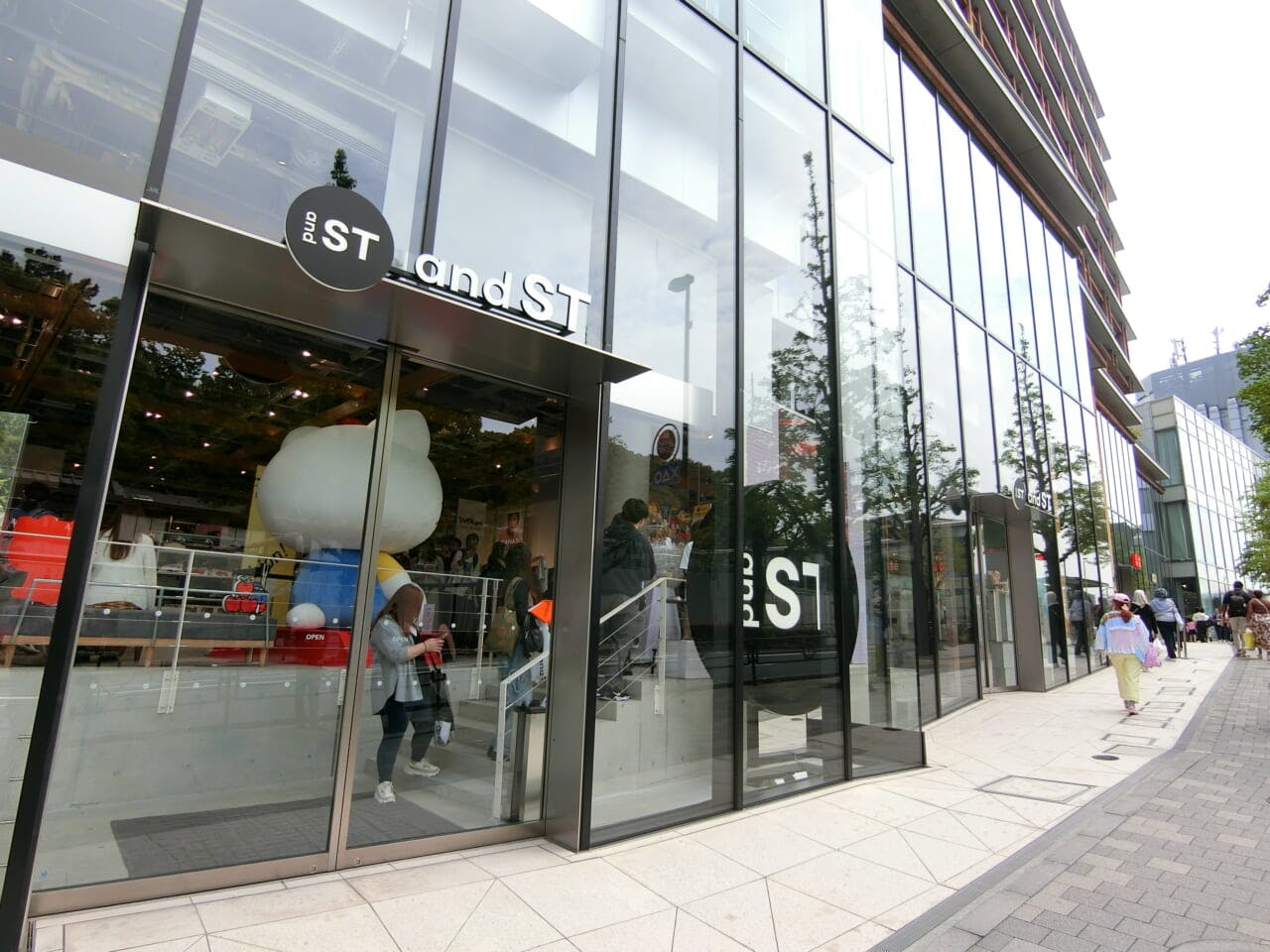 JR原宿駅前に開設した「and ST TOKYO」。今後はこの「TOKYO型」のリアル店舗を都市部に出店する