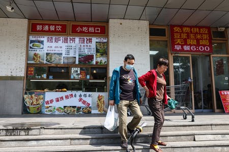 中国・北京の食料品店と買い物客
