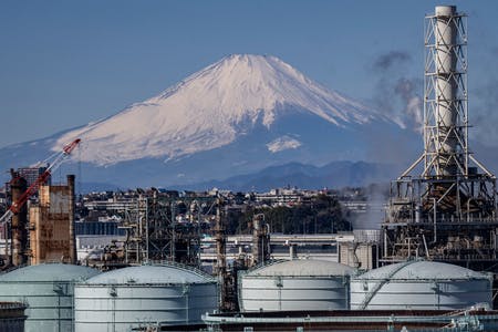 京浜工業地帯越しに見える富士山