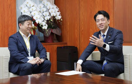 アイリスオーヤマの大山晃弘社長（左）と面会する小泉進次郎農林水産相