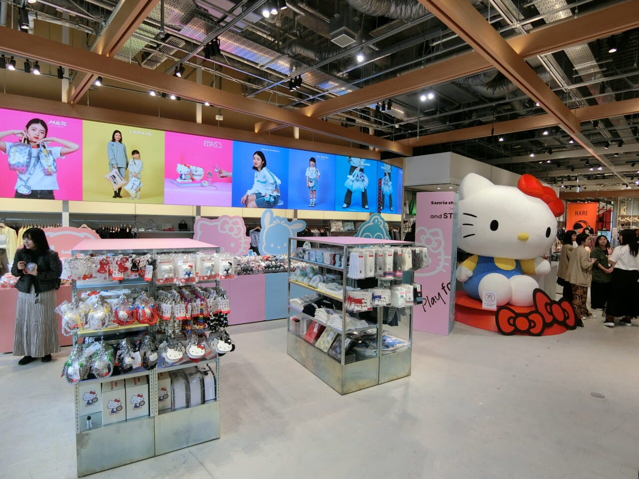 大型のデジタルサイネージを備えたイベントゾーン。第1弾はサンリオのキャラクター、第2弾は名探偵コナンと協業したポップアップスペースを展開
