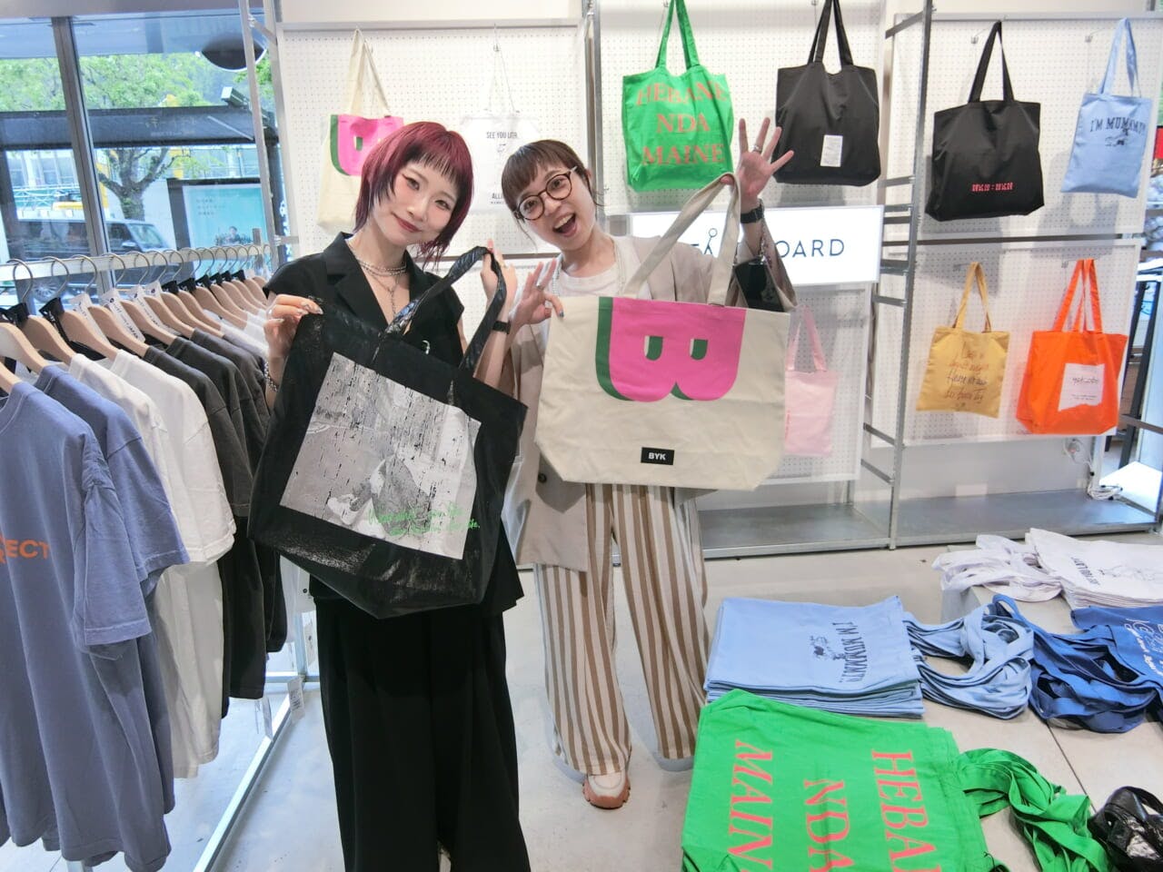 「STAFF BORD」内で人気を集めるスタッフのうち、全国トップ3に選ばれたHinechiさん（左）とバヤコさん（右）が企画したトートバッグも販売