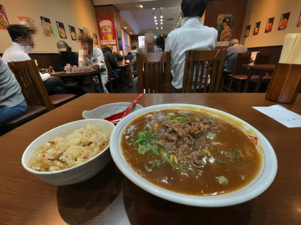 名物のカレー中華とかやくご飯（1180円）