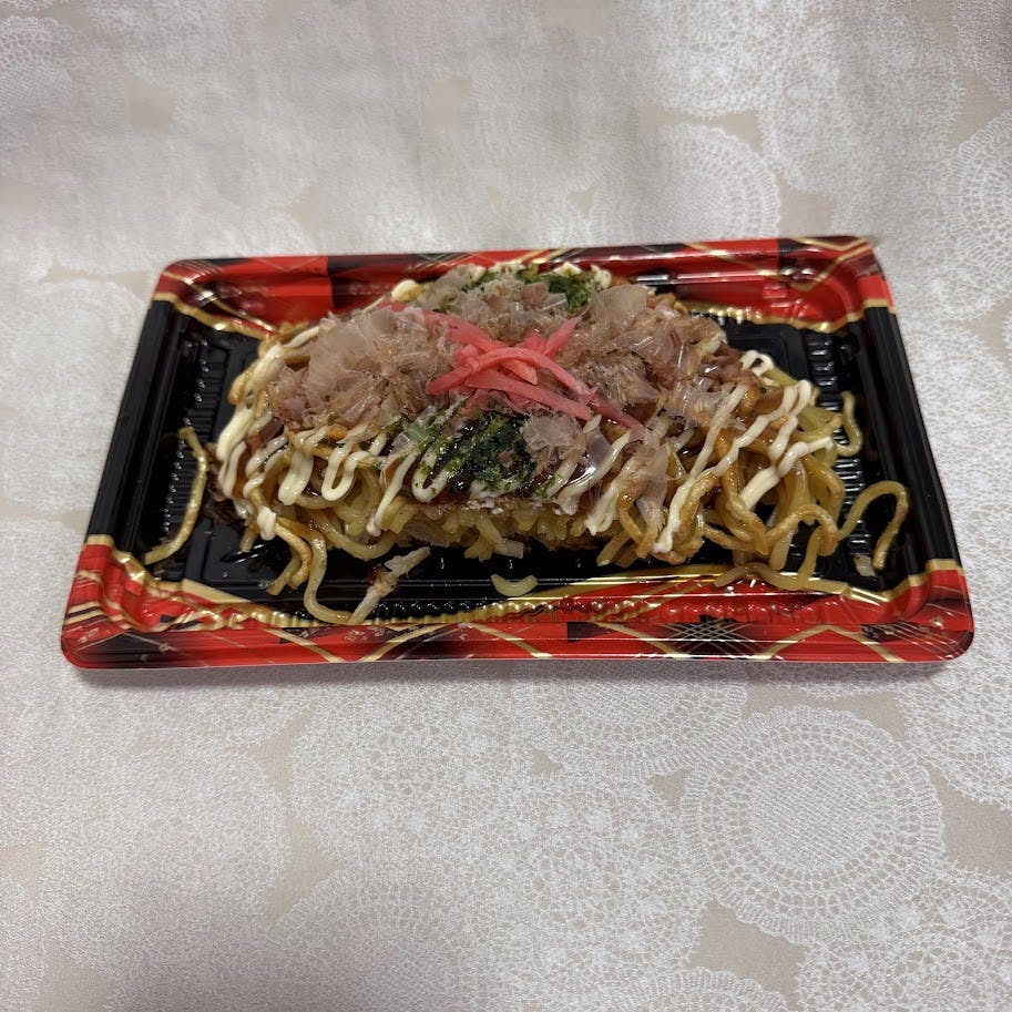 万代の「万代名物 店内鉄板仕込みのモダン焼き」（398円）。写真はハーフサイズ