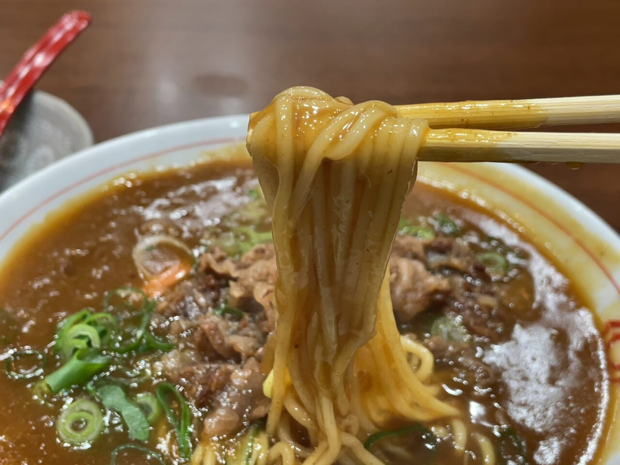 カレーがしっかりと絡んだ麺はずっしり重い