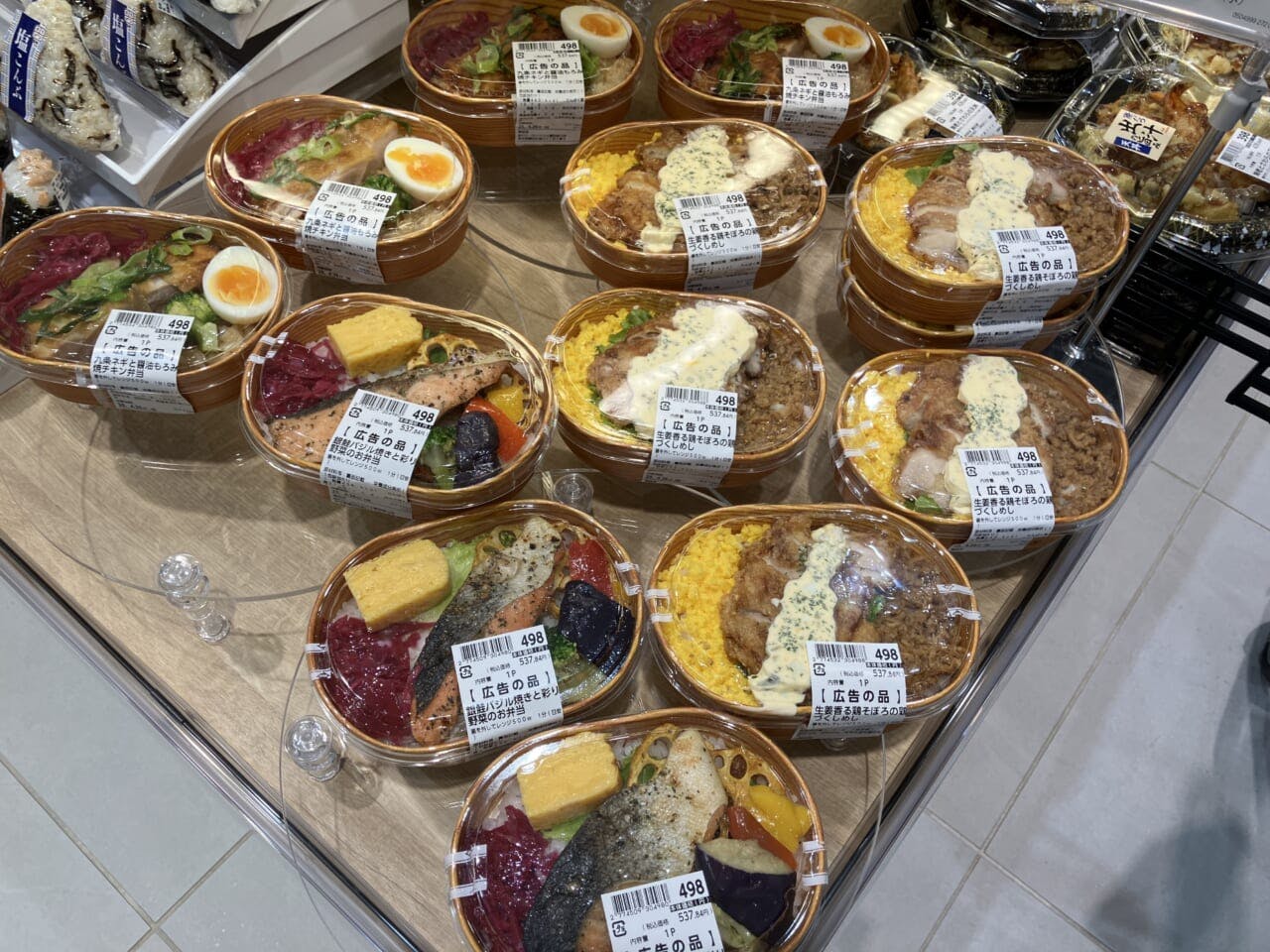 「わっぱ弁当」シリーズは店内製造で、「銀鮭バジル焼きと彩り野菜のお弁当」（598円）など3種類を展開