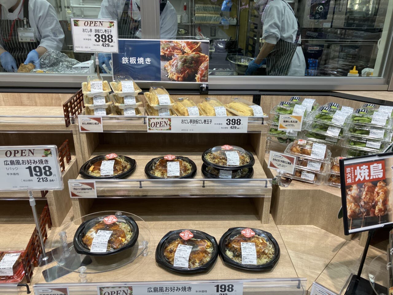 「鉄板焼き」シリーズは壁面で展開。厨房はガラス張りになっており、目の前で調理の様子を見ることができる