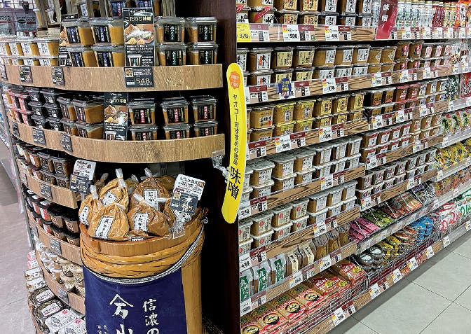 北の旗艦店「久喜久喜吉羽店」では全国各地から味噌を取り揃えてコーナー化。メーン客層のミドルシニア層に訴求する