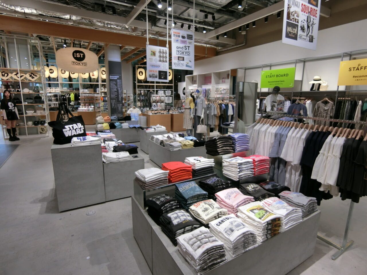 店奥ではインバウンド向けの雑貨や土産物を展開。手前は自社ブランドのTシャツ100種類を集積。右壁面では人気スタッフのおすすめアイテムを並べる
