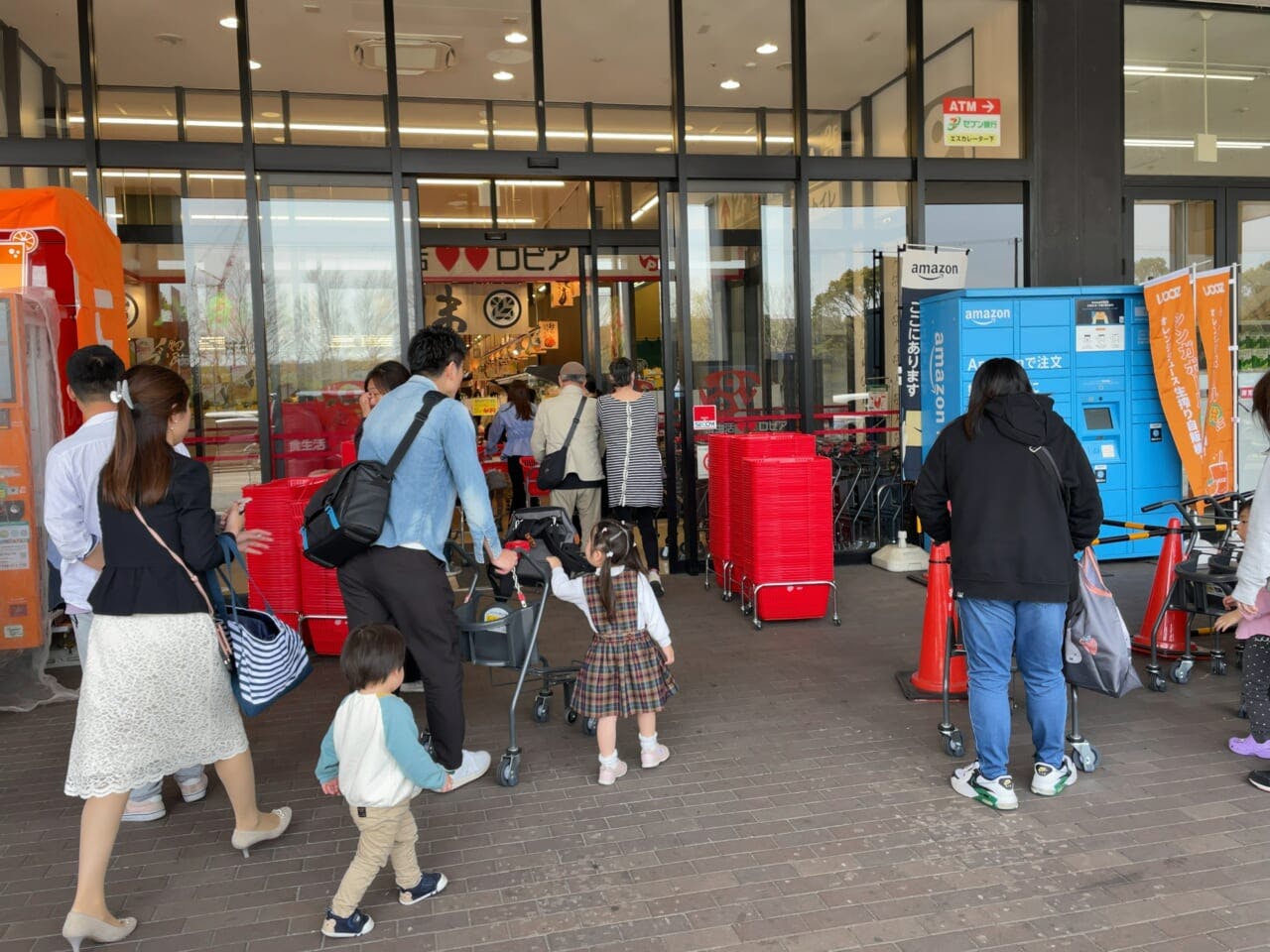 オープンから少し経つが、「ロピア姫路ムサシ店」は、今も多くのお客でにぎわっている