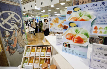 お中元商戦が始まり、日本橋三越本店に開設されたお中元コーナー