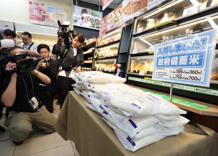 大手コンビニ「ローソン」が随意契約で調達し、販売を開始した政府備蓄米の売り場