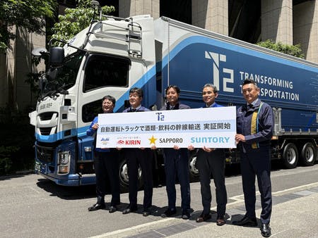 自動運転トラックによる飲料輸送開始について記者会見した関係者ら