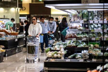 東京都内のスーパーで買い物する人たち