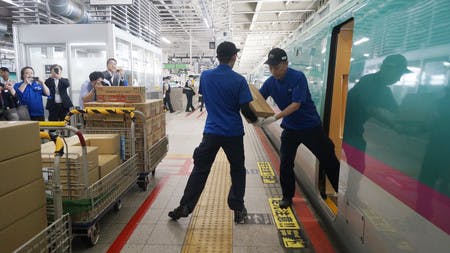 東北新幹線「やまびこ１２８号」に積み込まれる政府備蓄米