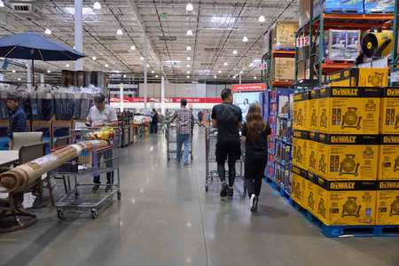 米ロサンゼルスの量販店で買い物をする人たち