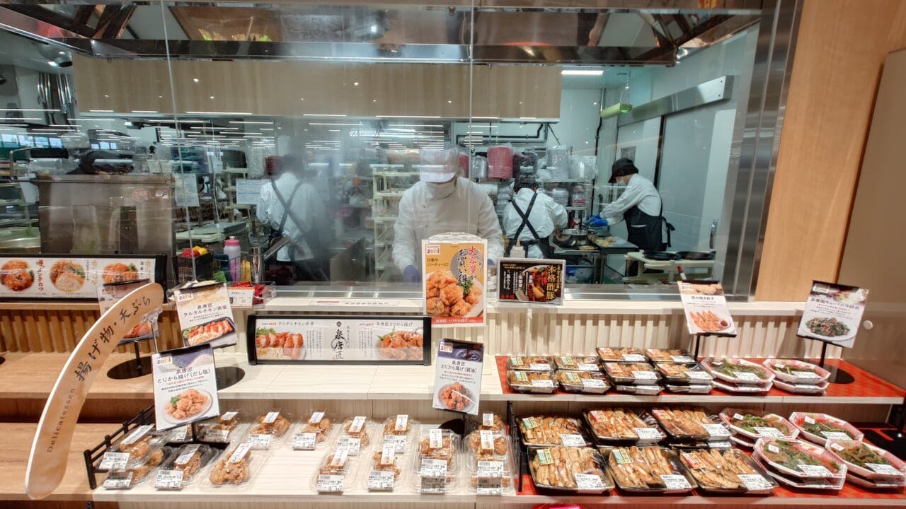 インストアで調理した商品を豊富に揃える総菜売場