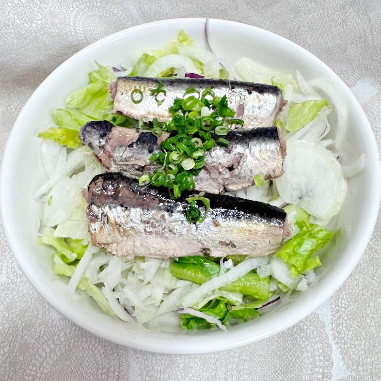 今回はライフで「鰯のオイル漬け」（99円）をお得に購入できたので、玉ねぎサラダにトッピングしてみた