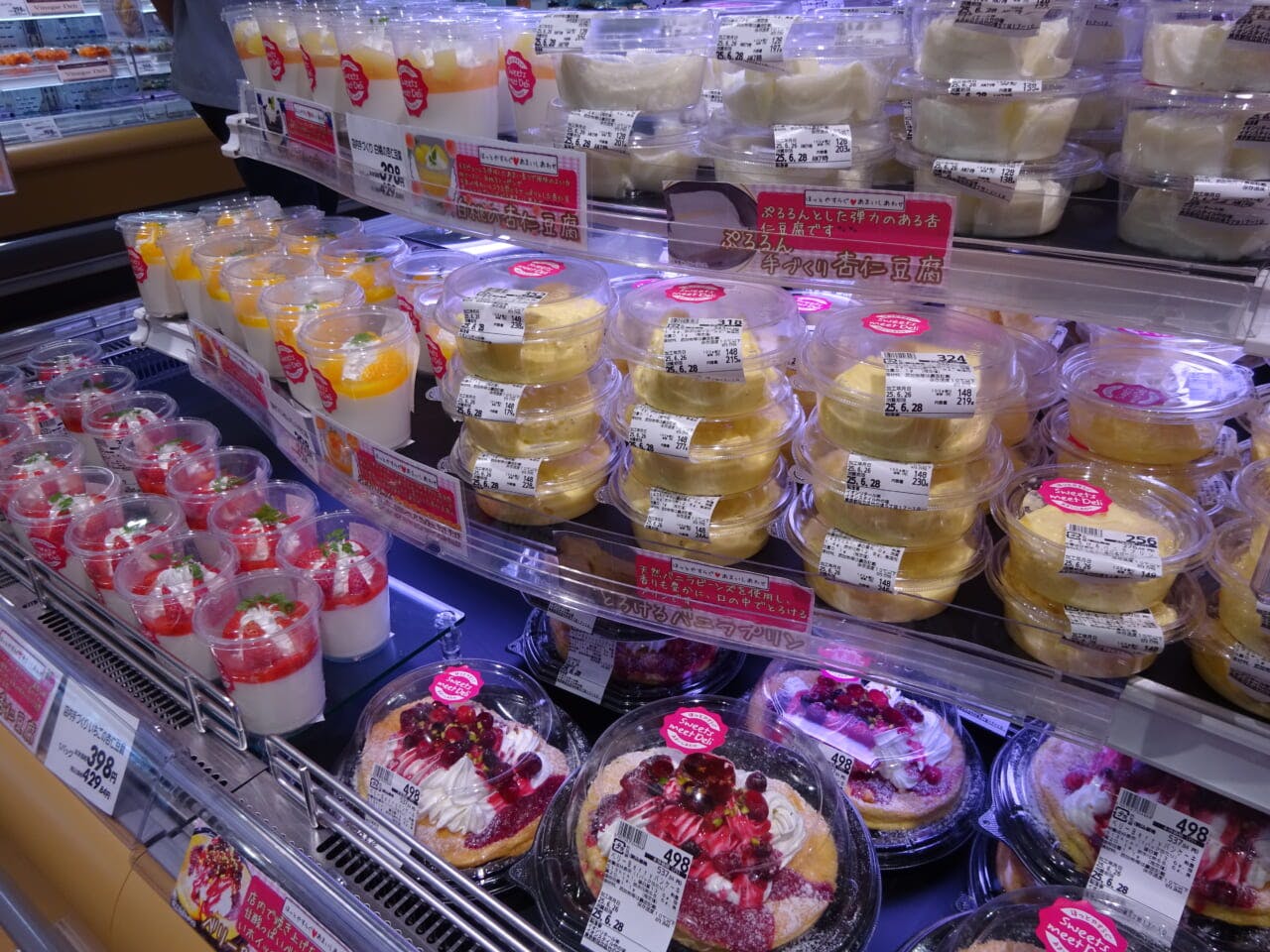 店内手づくりのスイーツを冷蔵ケースのエンド部分で大きく展開