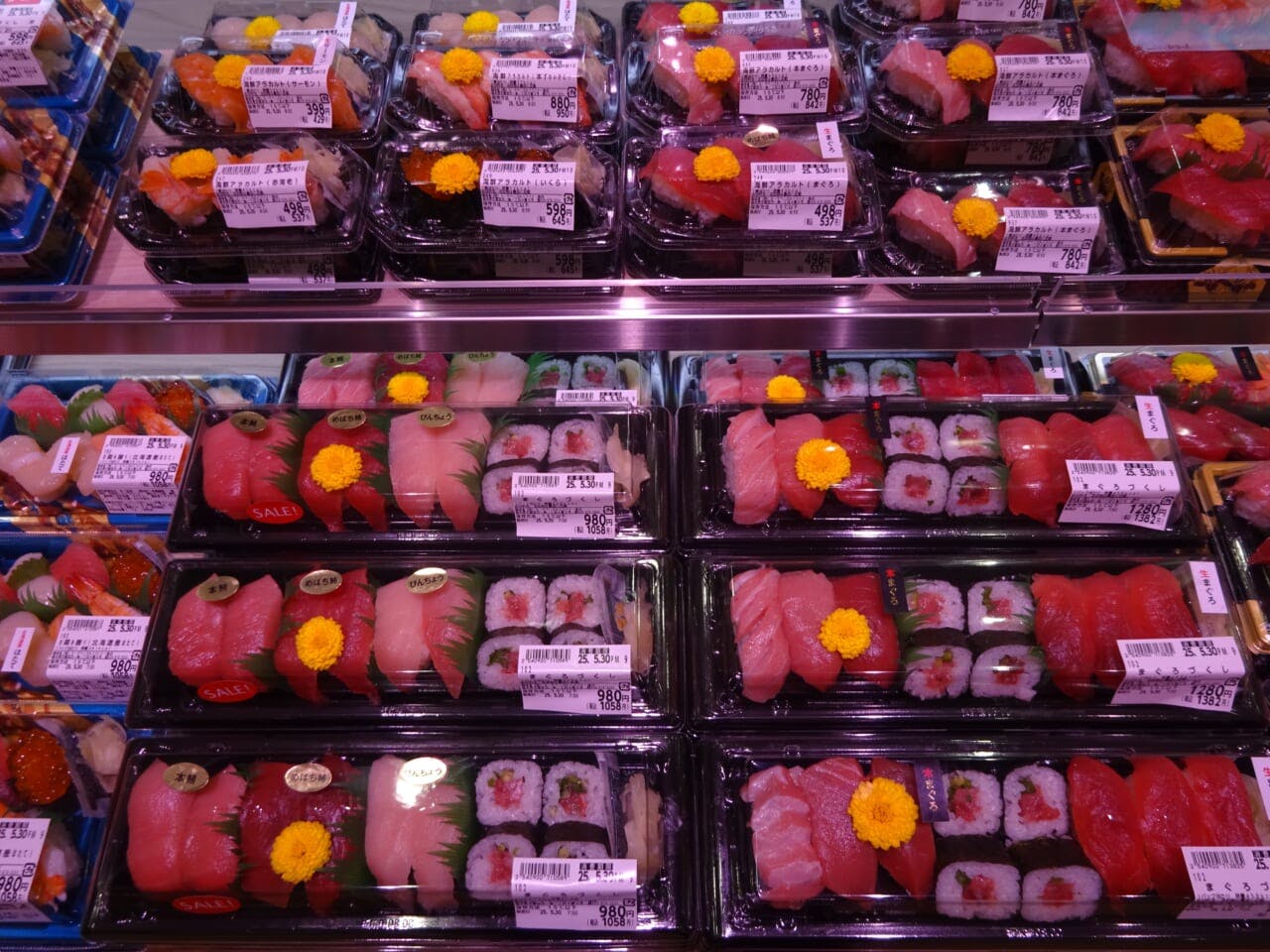 「まぐろづくし」（980円）や、３貫セットの「海鮮アラカルト」（398円～780円）