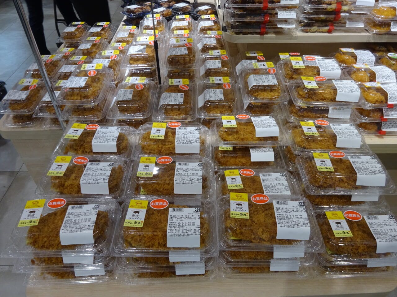 「食の幸 熟成うまリッチポークのロースカツ」（1枚299円）