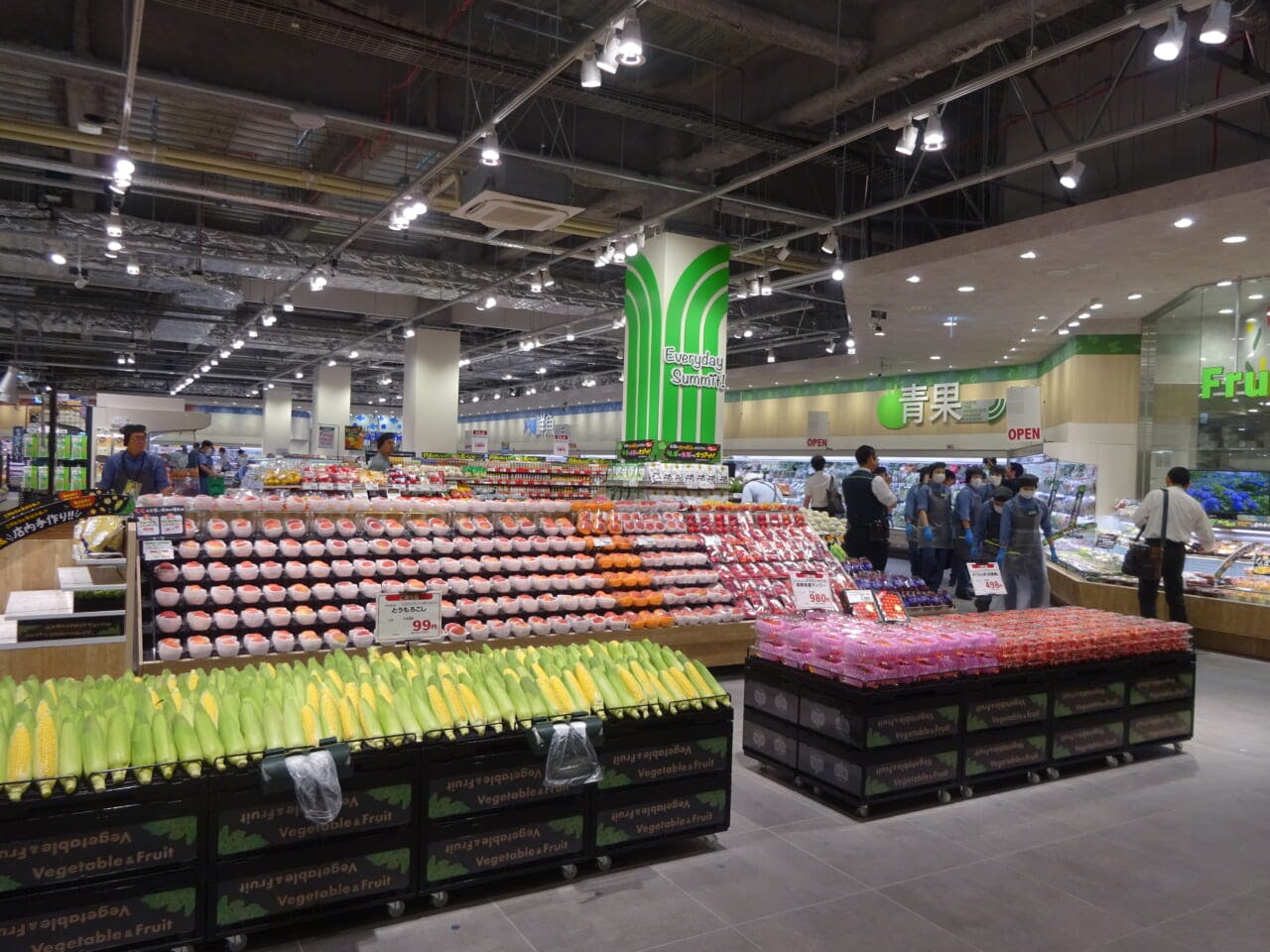 入口すぐの青果売場の柱にはサミットのロゴをデザインした