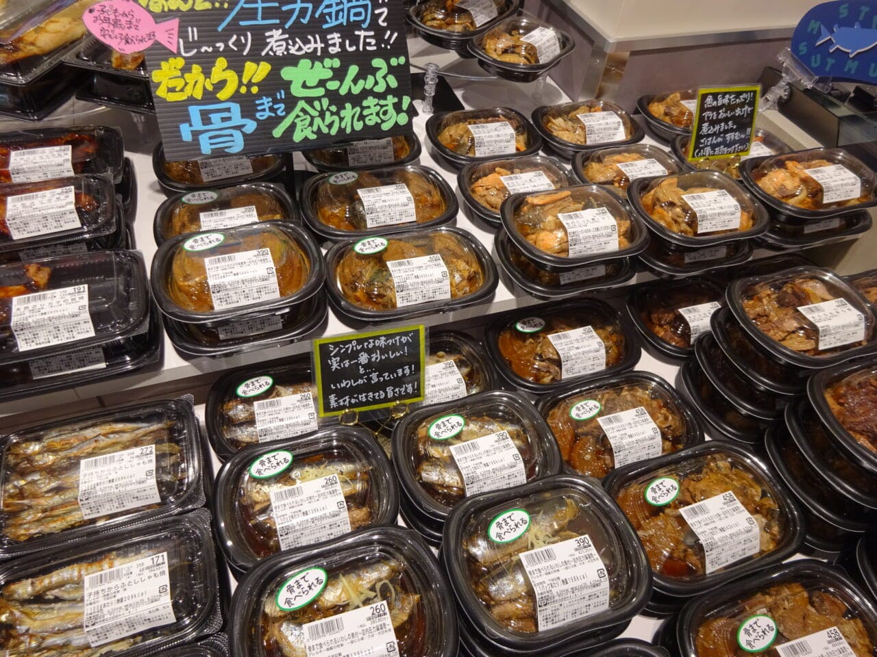 ぶり大根やいわしの煮つけは圧力鍋で煮込むことで骨まで食べられるようになっている