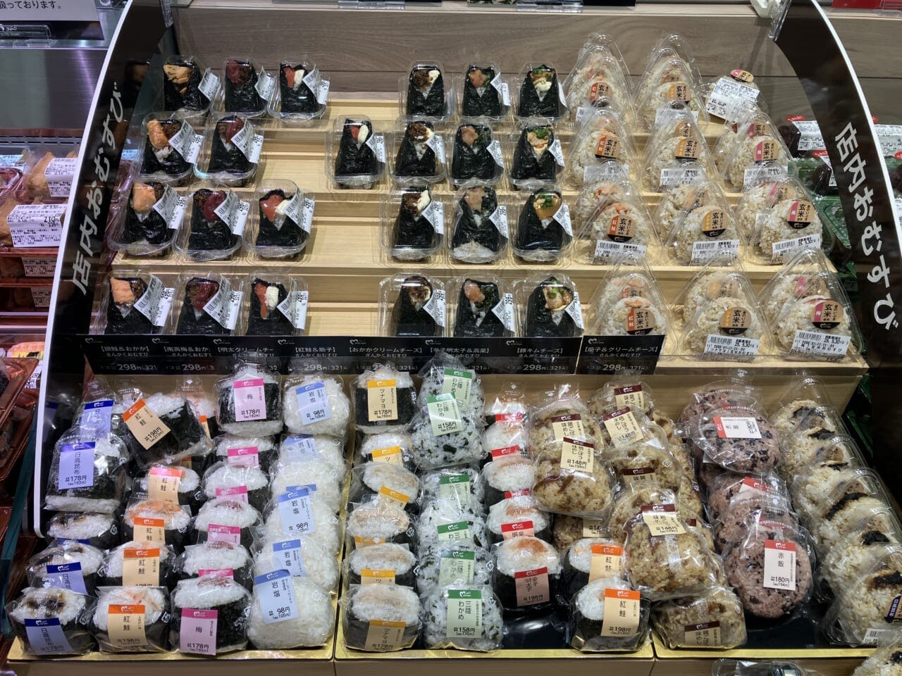 店内おむすびコーナーでは「さんかくおむすび」などをラインアップ