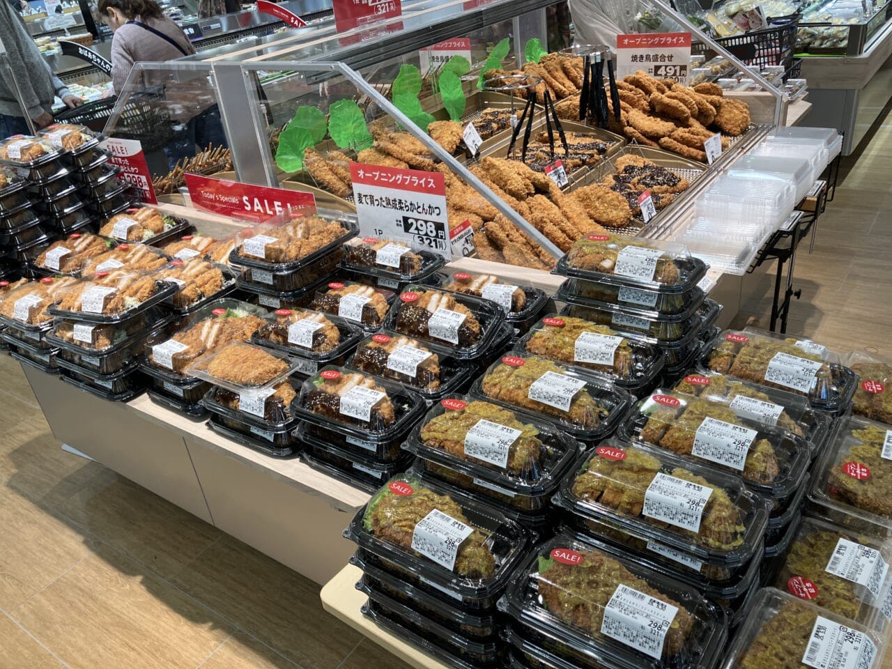 とんかつはセルフサービスのコーナーのほか、パック商品も販売