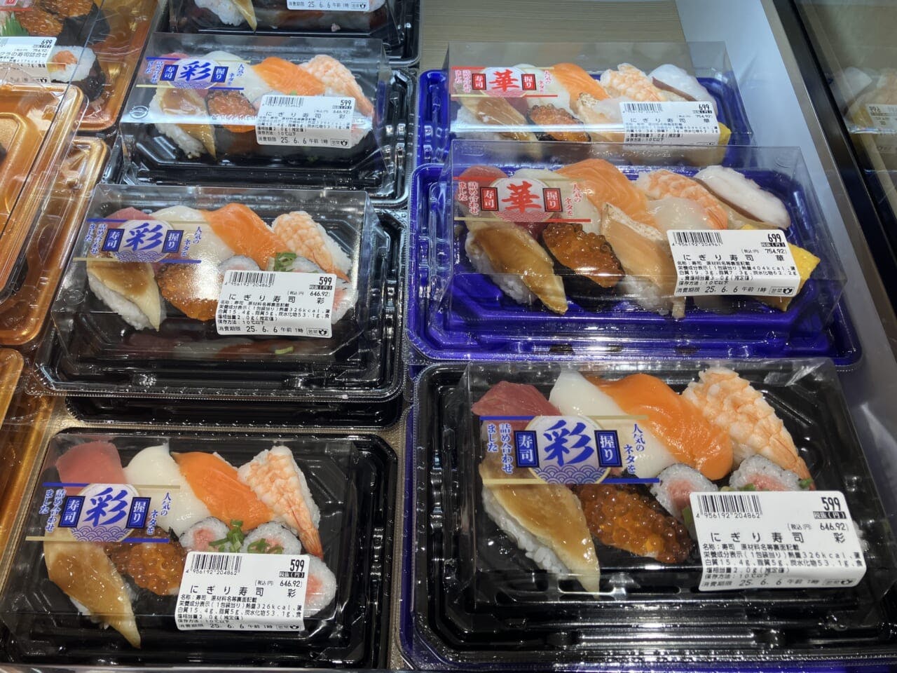 人気のネタを詰めた「にぎり寿司　華」（699円、写真右上）