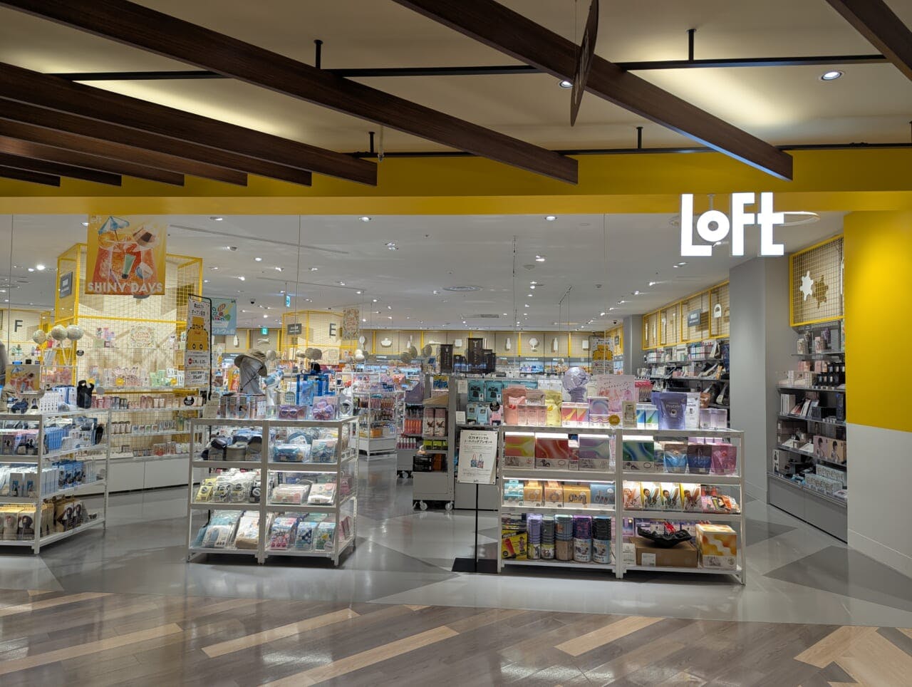 ロフト店舗前