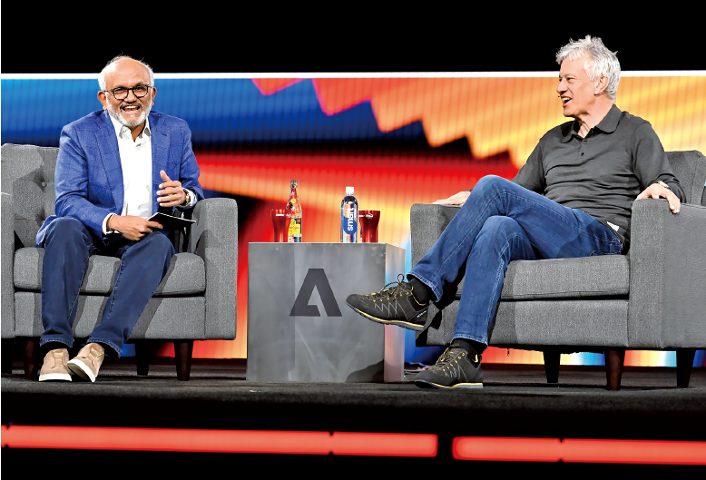 Adobeのシャンタヌ・ナラヤン会長兼CEO（左）と、コカ・コーラのジェームス・クインシーCEO（右）