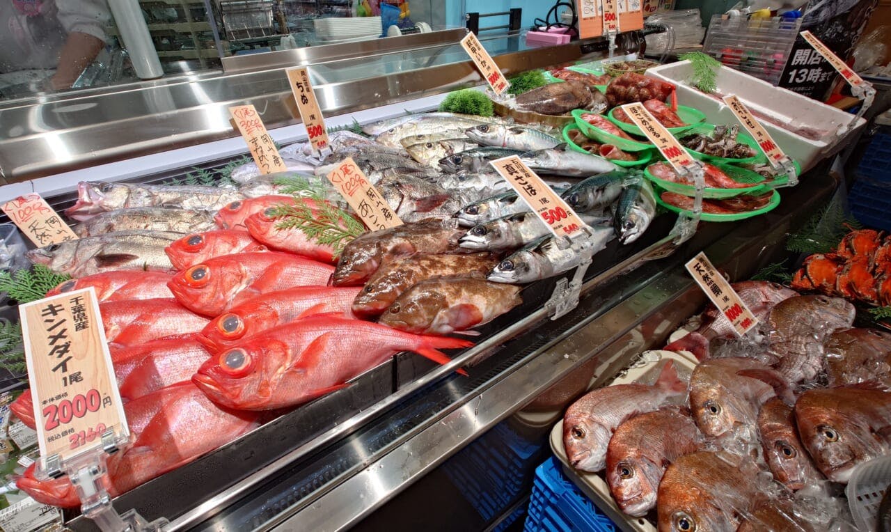 鮮魚売場では対面で丸物の鮮魚を販売